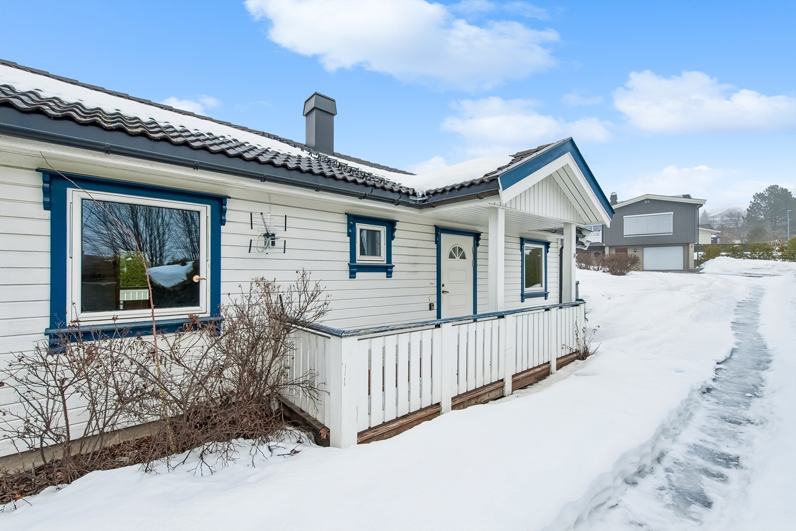 En praktisk og lettstelt 1/2-part av tomannsbolig fra 2004. Galleribilde