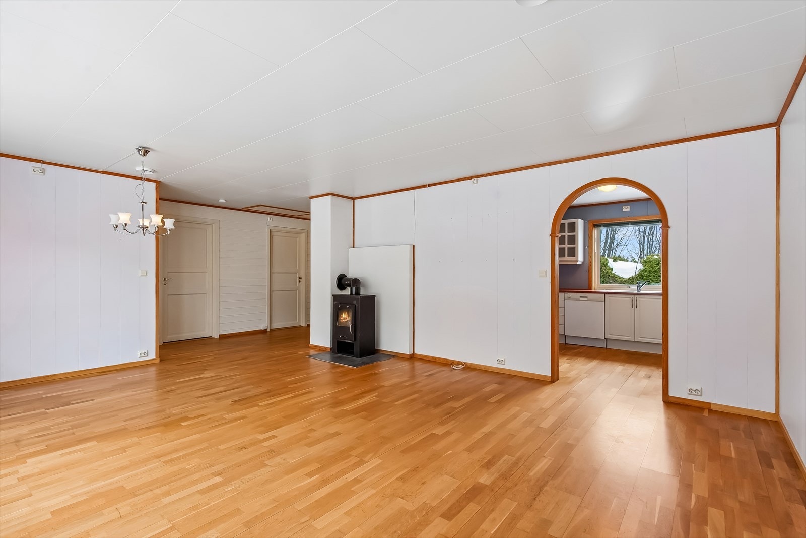 Stuen har en åpen løsning mot kjøkkenet, som skaper en sosial sone. Galleribilde