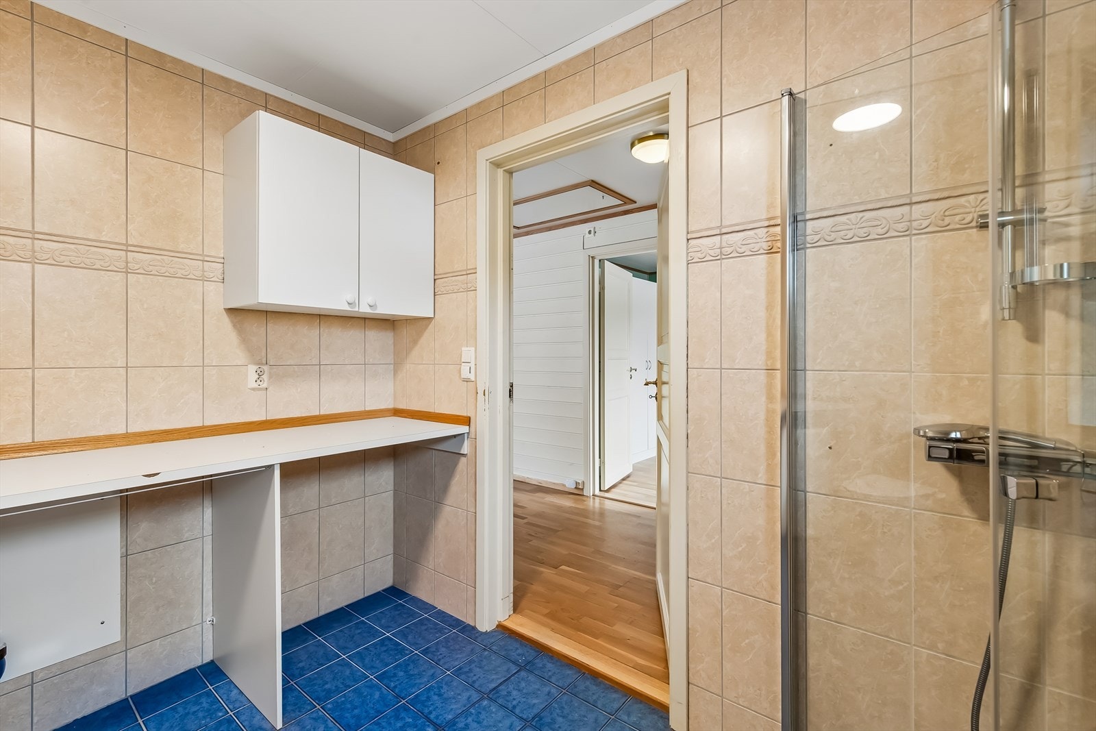 Badet har elektriske varmekabler i gulvet og praktisk opplegg for vaskemaskin. Galleribilde