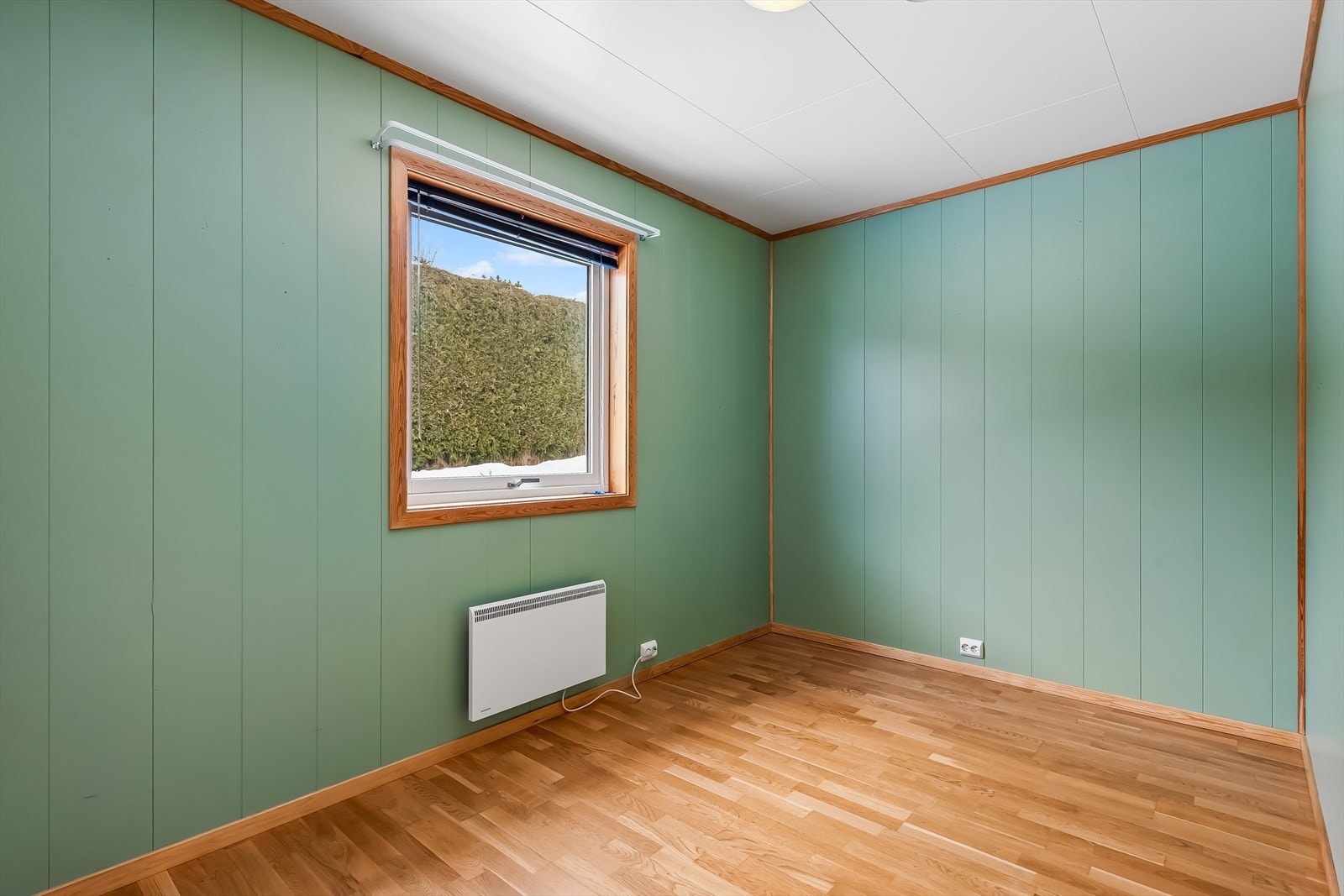 Hovedsoverom har parkettgulv og vindu som gir godt med lys. Galleribilde