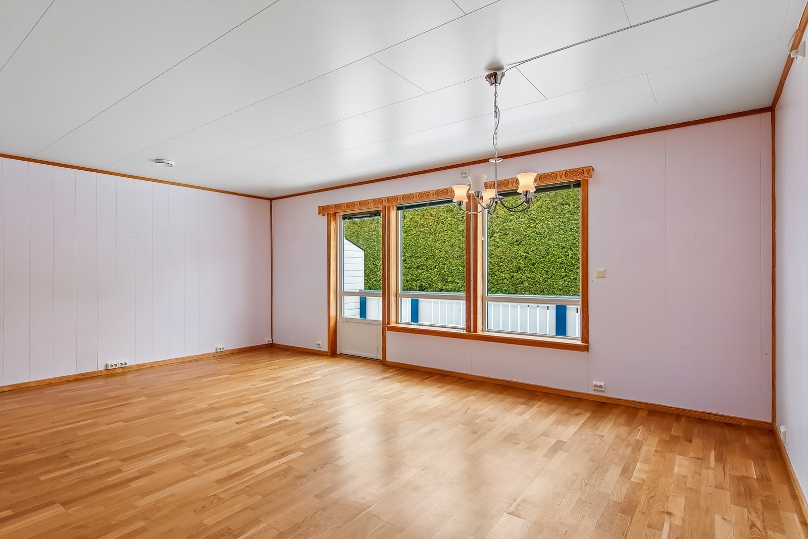 I stuen er det god plass til både salong og stort spisebord. Galleribilde