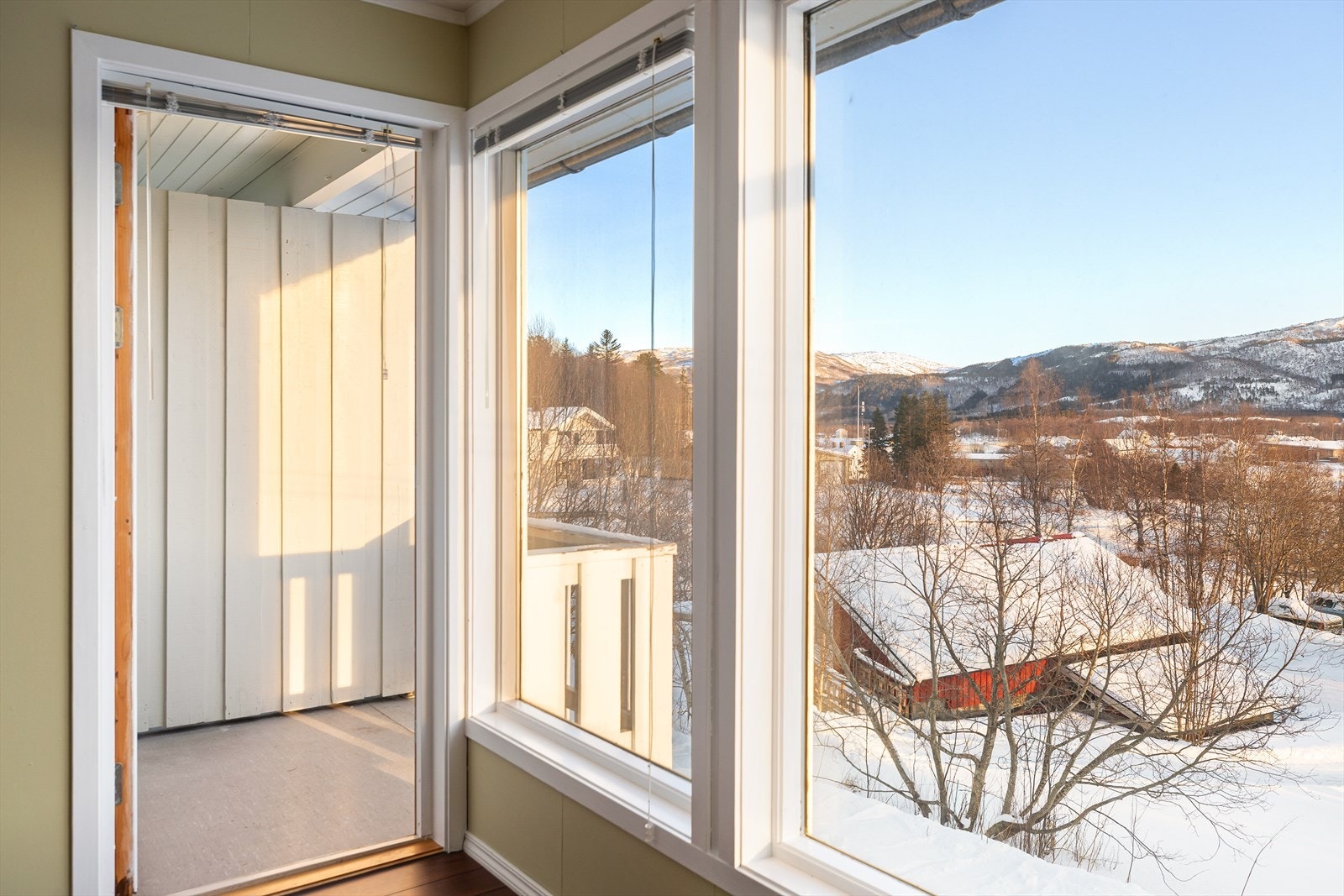 Utgang til balkong fra stuen. Galleribilde