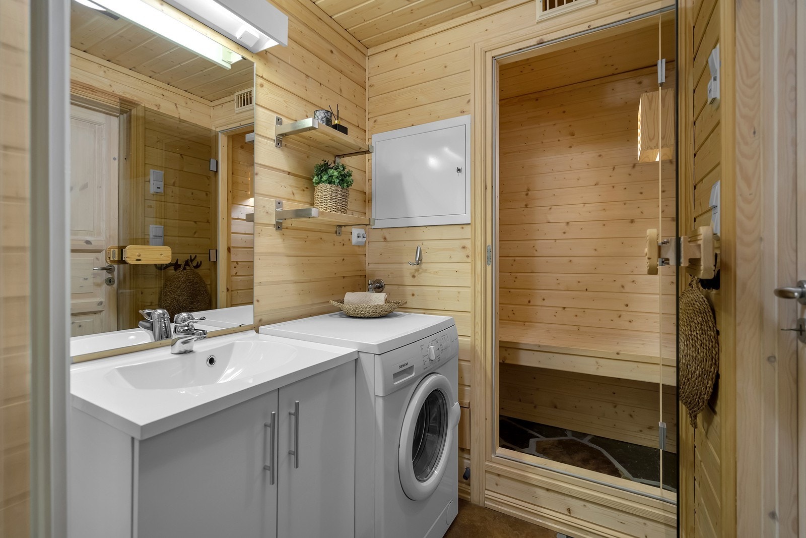 Bad i første etasje med vaskemaskin og badstue! Galleribilde