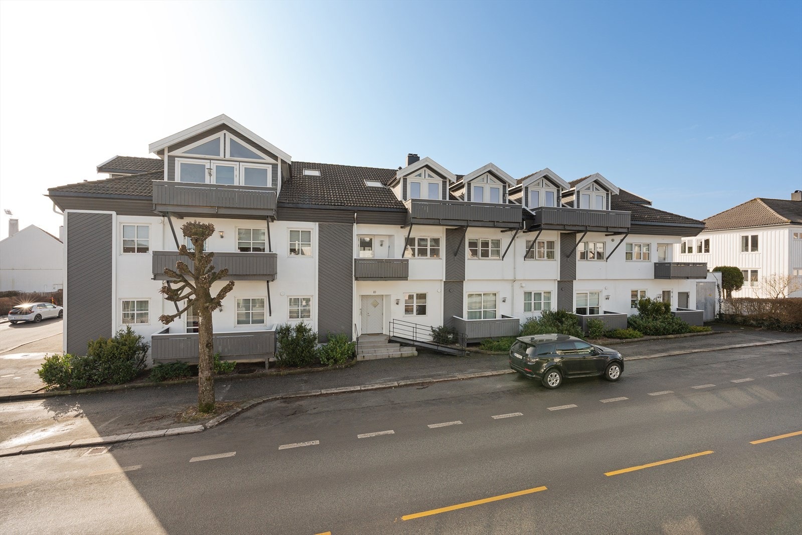 Leiligheten ligger i byggets 1. etasje med balkong ut mot Marviksveien. Selger opplyser om det som regel er ledig parkeringsplass like utenfor bygget. Her kan man p.d.d stå så lenge man ønsker. Galleribilde