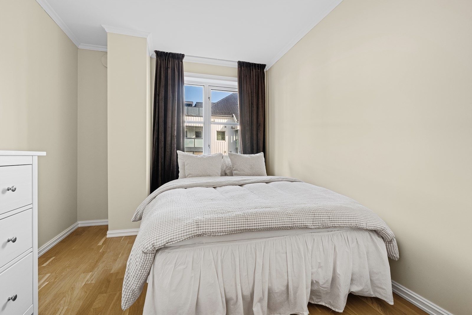 Soverom 2 med god plass til dobbeltseng og garderobeløsning Galleribilde