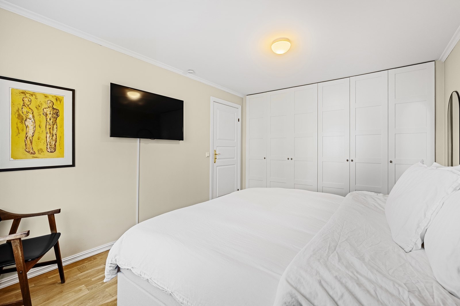 Stor garderobe som medfølger handelen Galleribilde