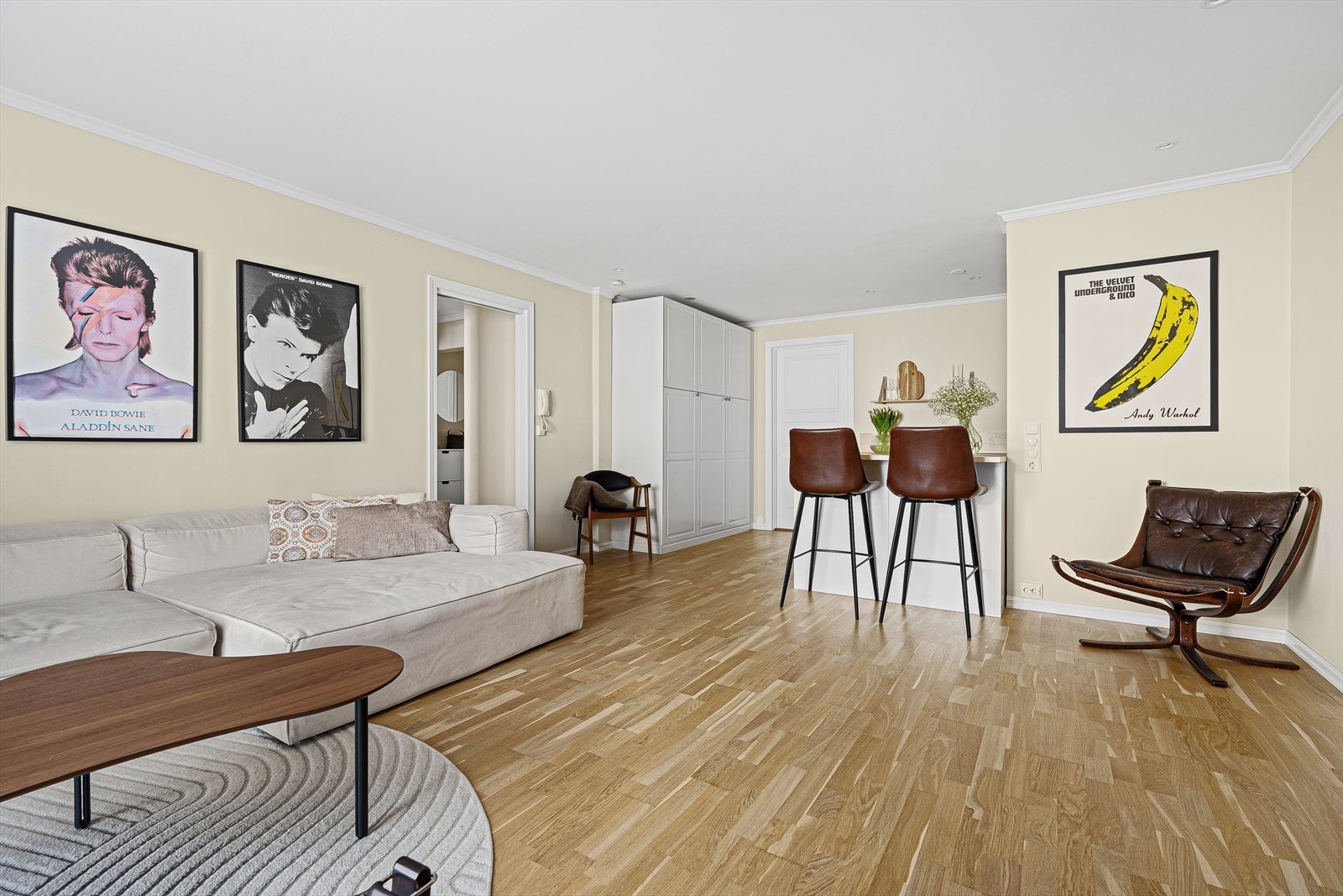 Åpen stue- og kjøkkenløsning som skaper en sosial sone Galleribilde