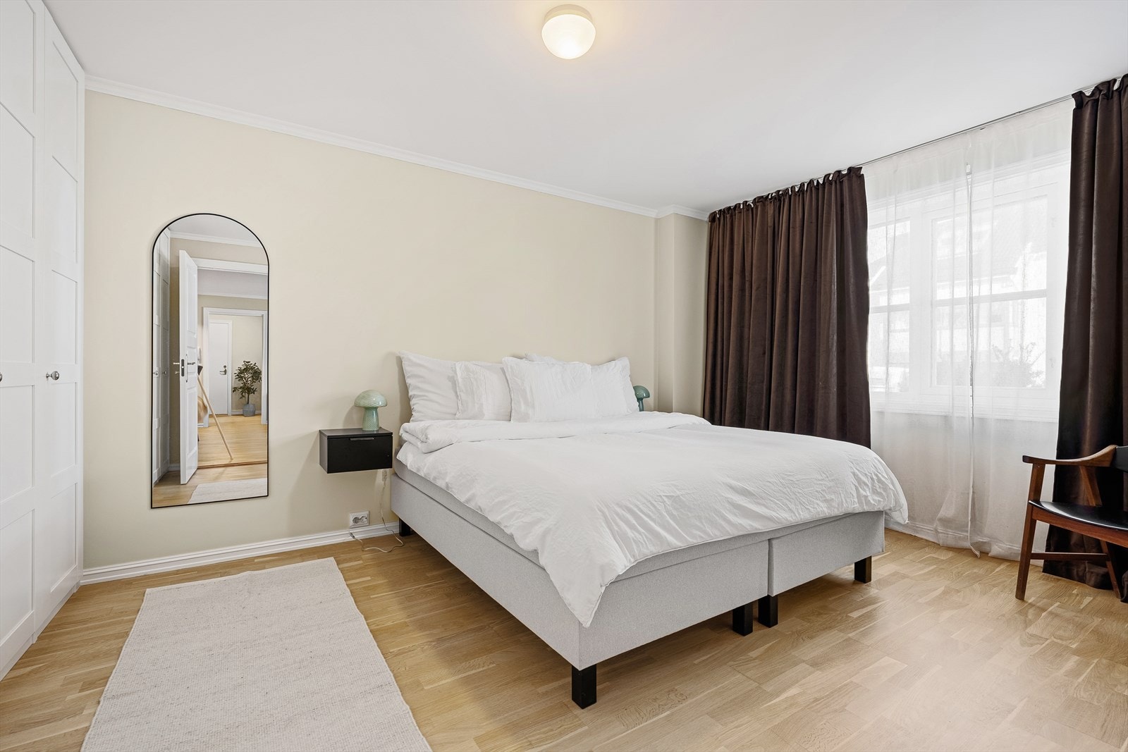 Stort og delikat soverom med god plass til dobbeltseng og garderobeløsning Galleribilde