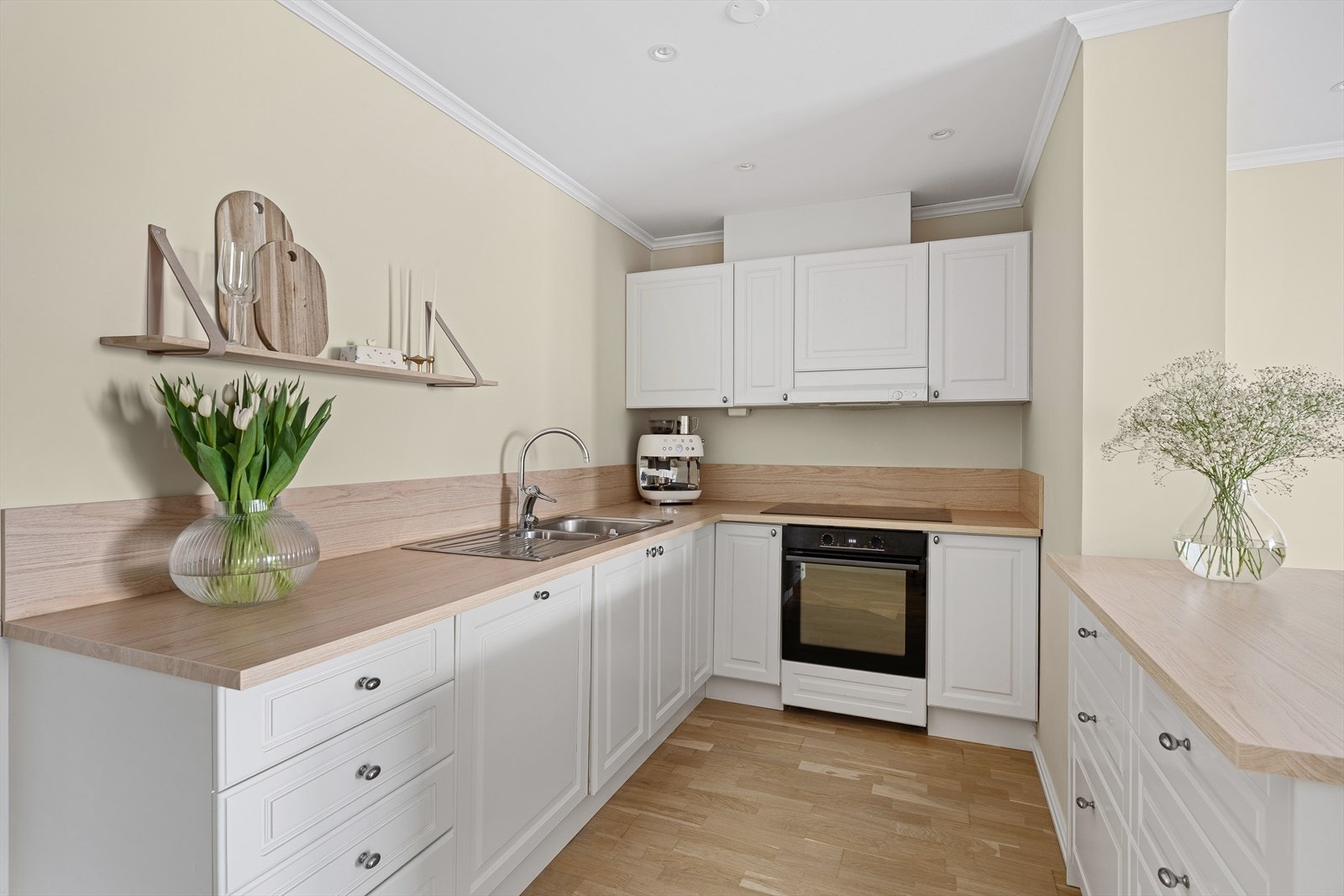 Kjøkken med god benk- og skapplass, samt integrerte hvitevarer Galleribilde