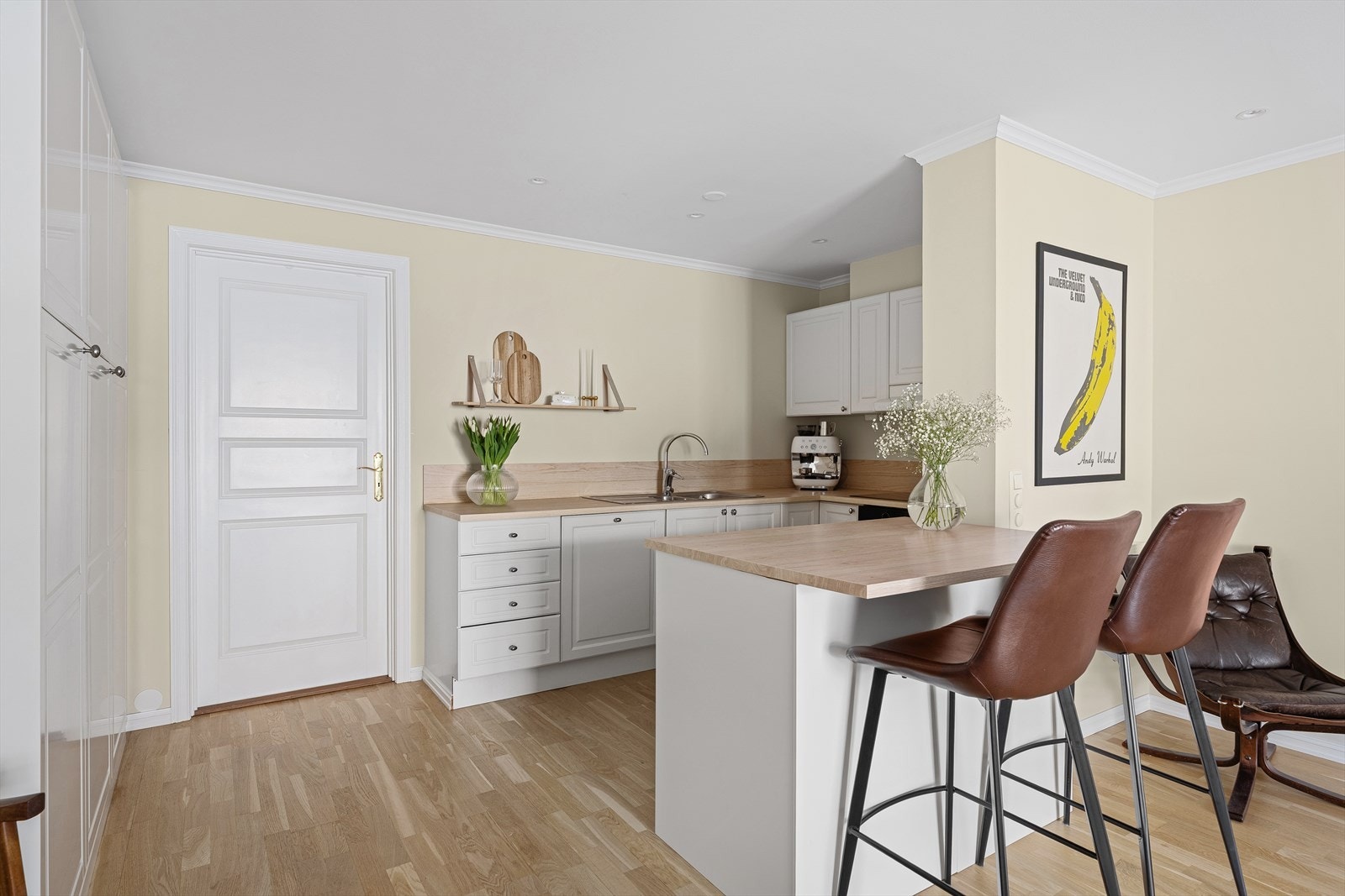 Trivelig kjøkken med tilhørende kjøkkenøy hvor man kan ha en spiseplass Galleribilde