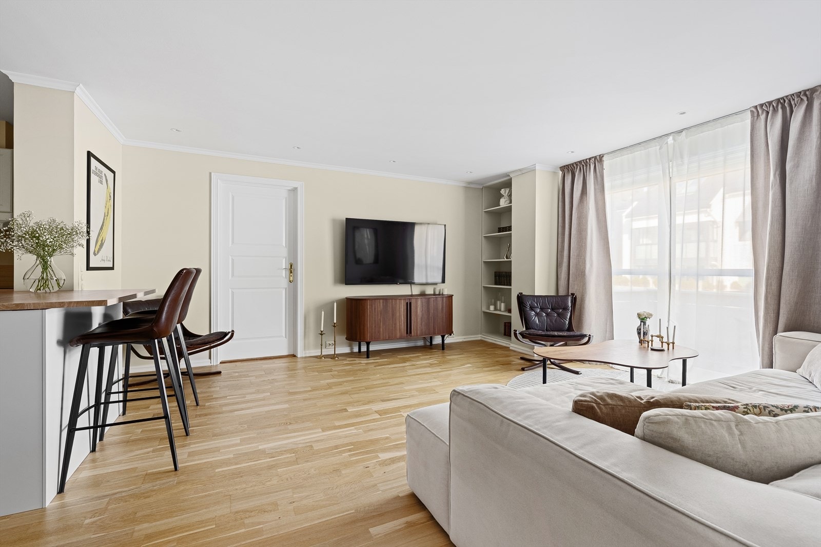 Åpen og luftig stue med store vindusflater som slipper inn rikelig med naturlig lys Galleribilde