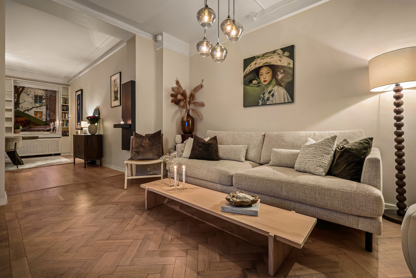 Sjenerøs takhøyde på ca. 2,81 meter | Leiligheten er malt i delikate farger Galleribilde