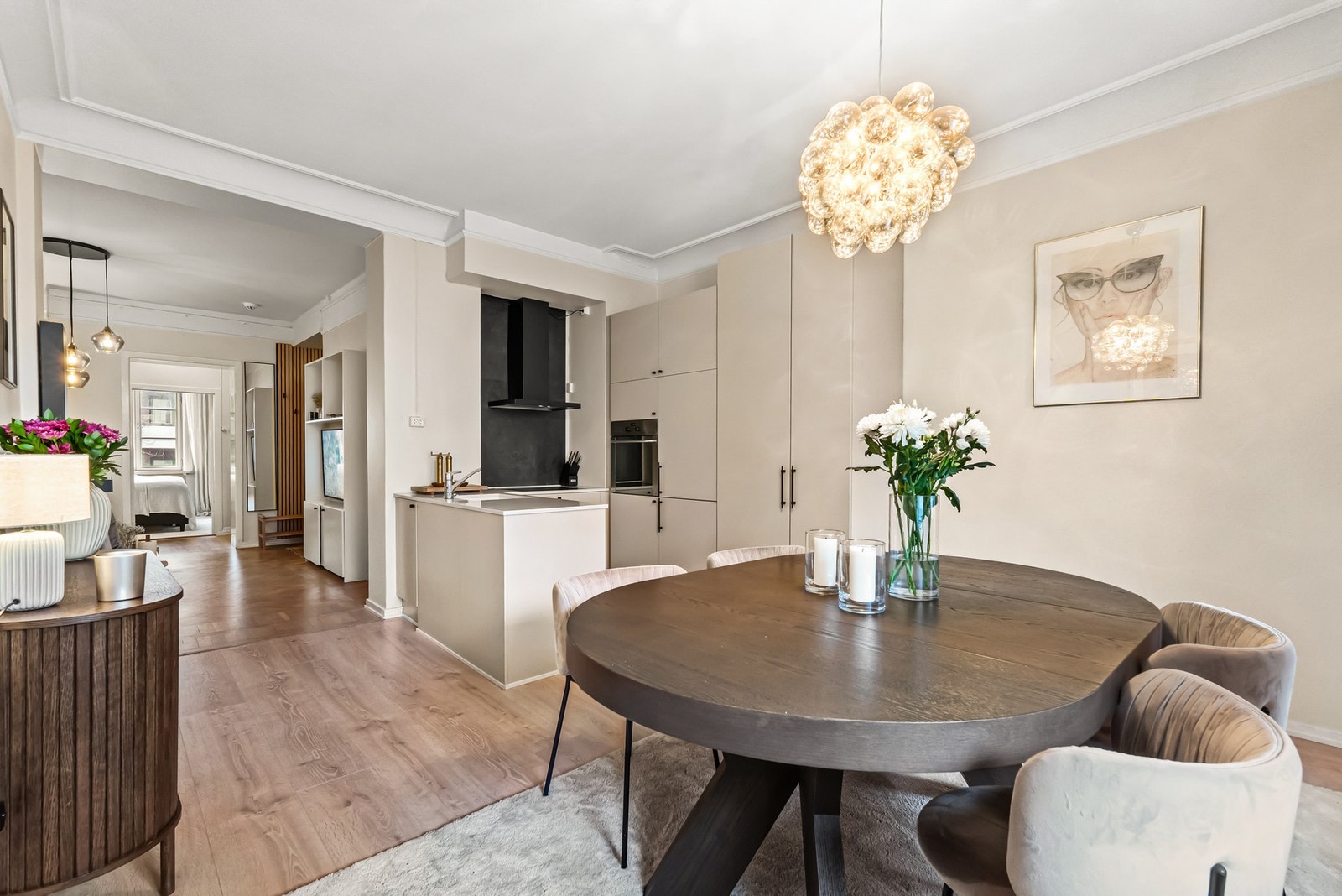 Det er lagt nytt gulv på kjøkkenet, samet at gulvet i stuen er slipt/oljet i 23/24 Galleribilde