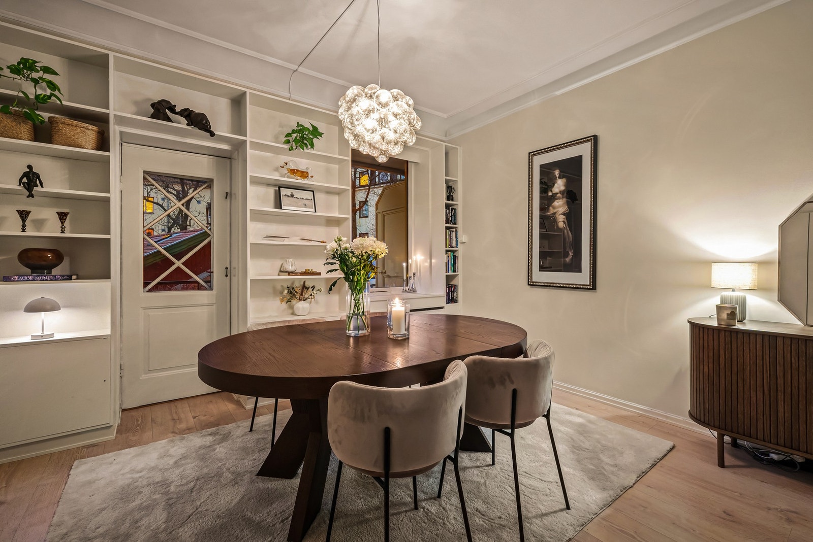 God plass til spisebord på kjøkken | Herfra har man utgang til balkongen Galleribilde