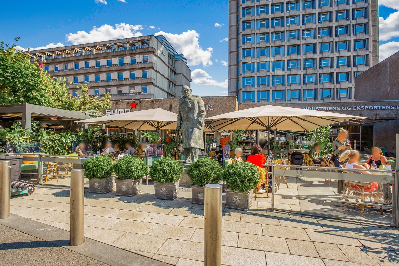 Ca. 5 min gange til Solli plass med flere populære steder som Sommerro, Ambassaden, Kverneriet, Alex Sushi mm. I tillegg et bredt kollektivtilbud Galleribilde