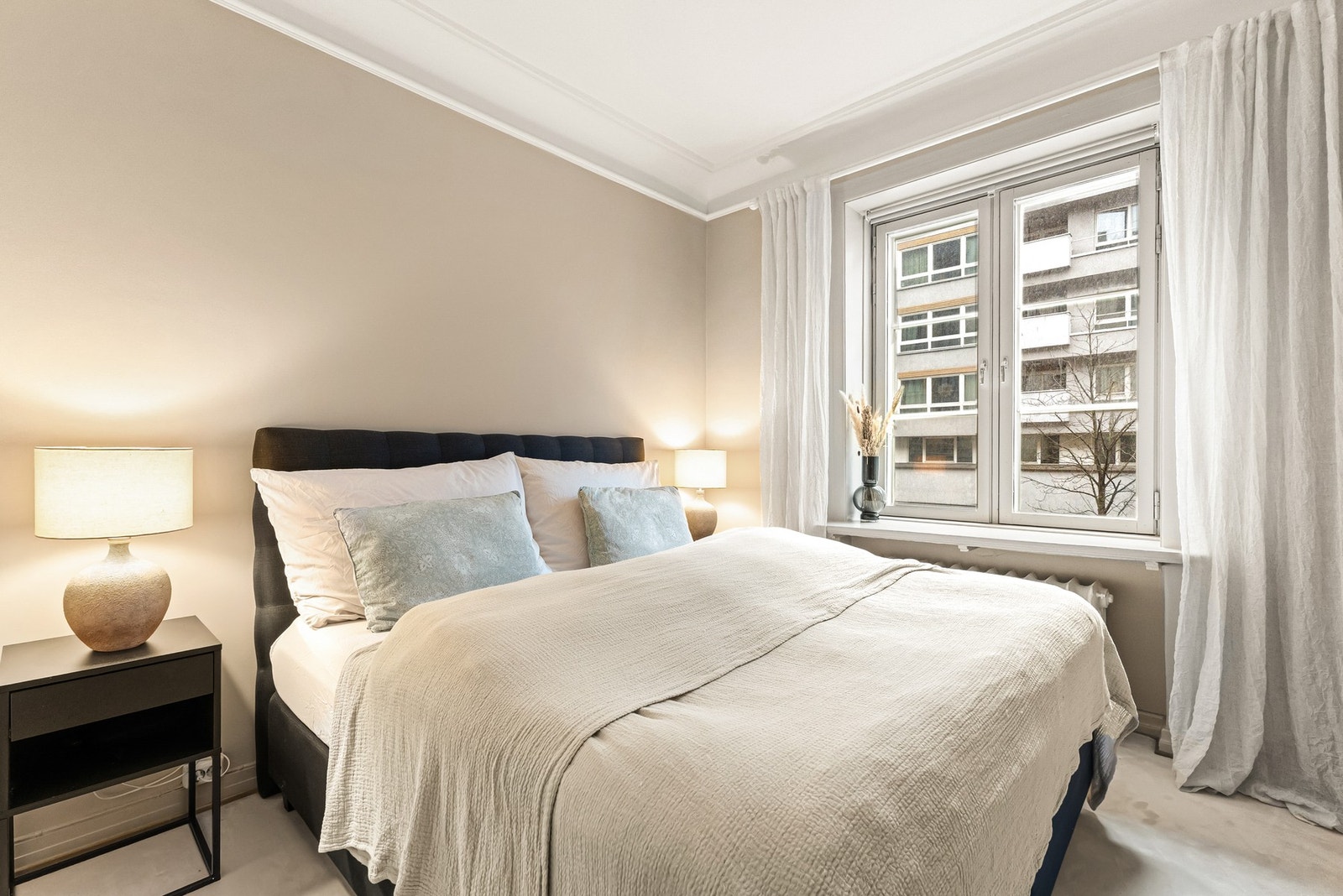 Romslig soverom med god plass til dobbeltseng Galleribilde