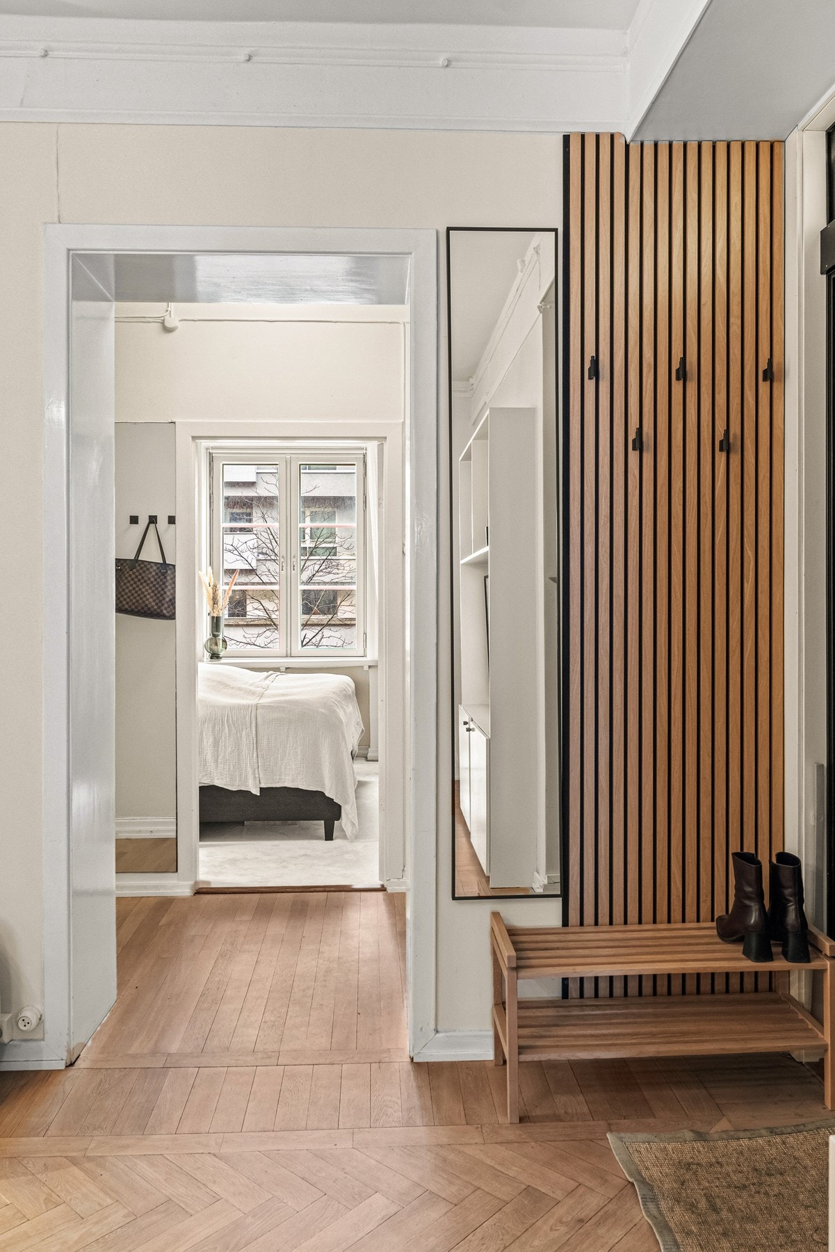 Spilevegg med klesoppheng ved inngangsdøren Galleribilde