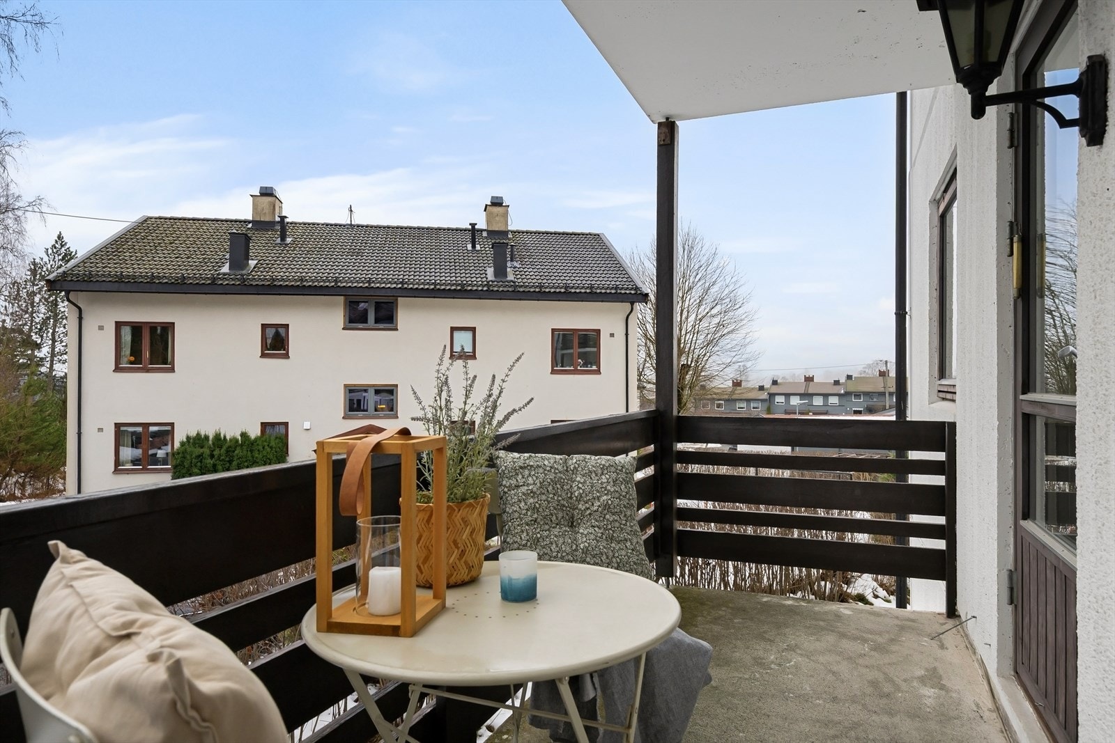 Det er et hyggelig og luftig utsyn fra balkongen. Galleribilde