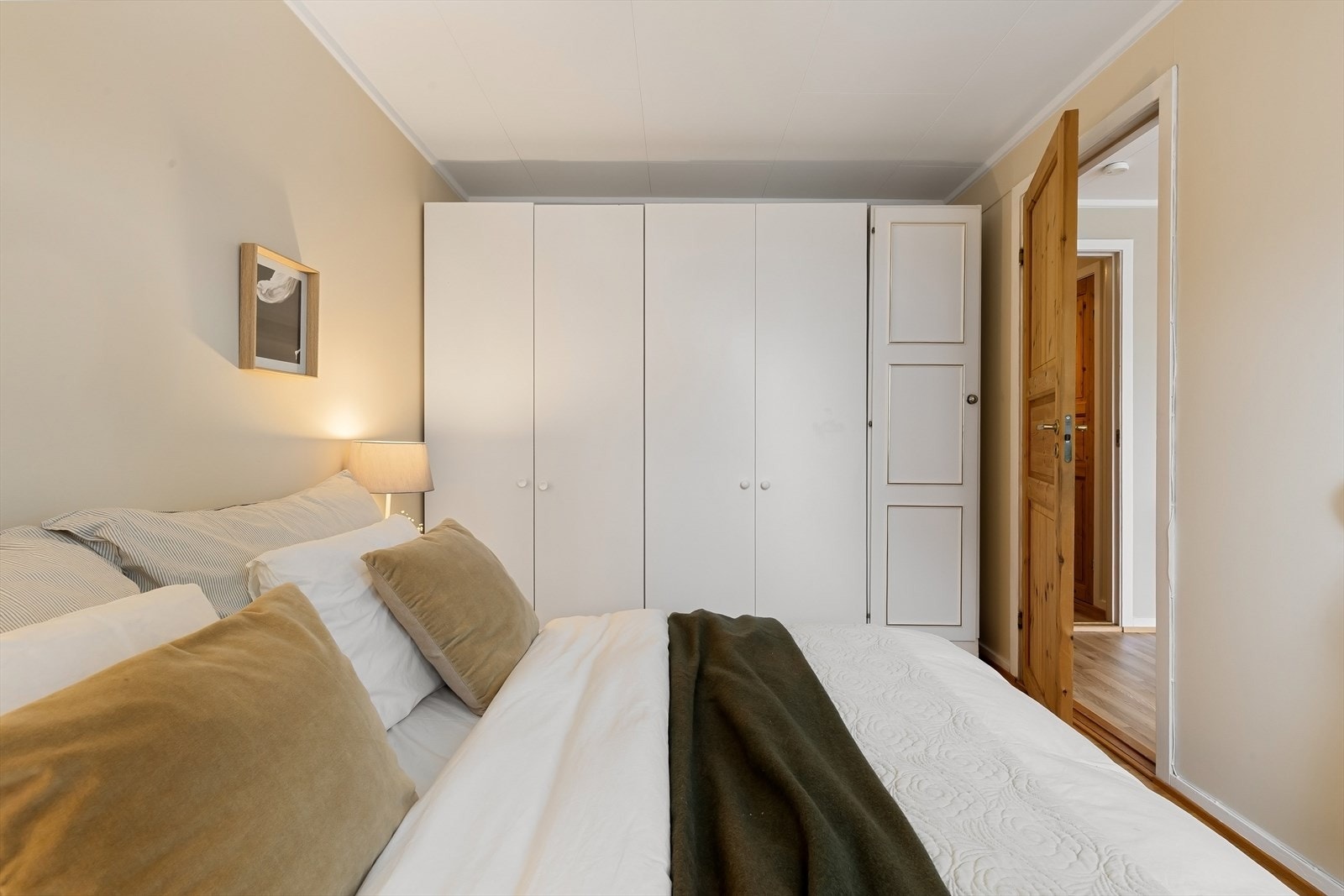 God oppbevaring i garderobeskap på soverom. Galleribilde