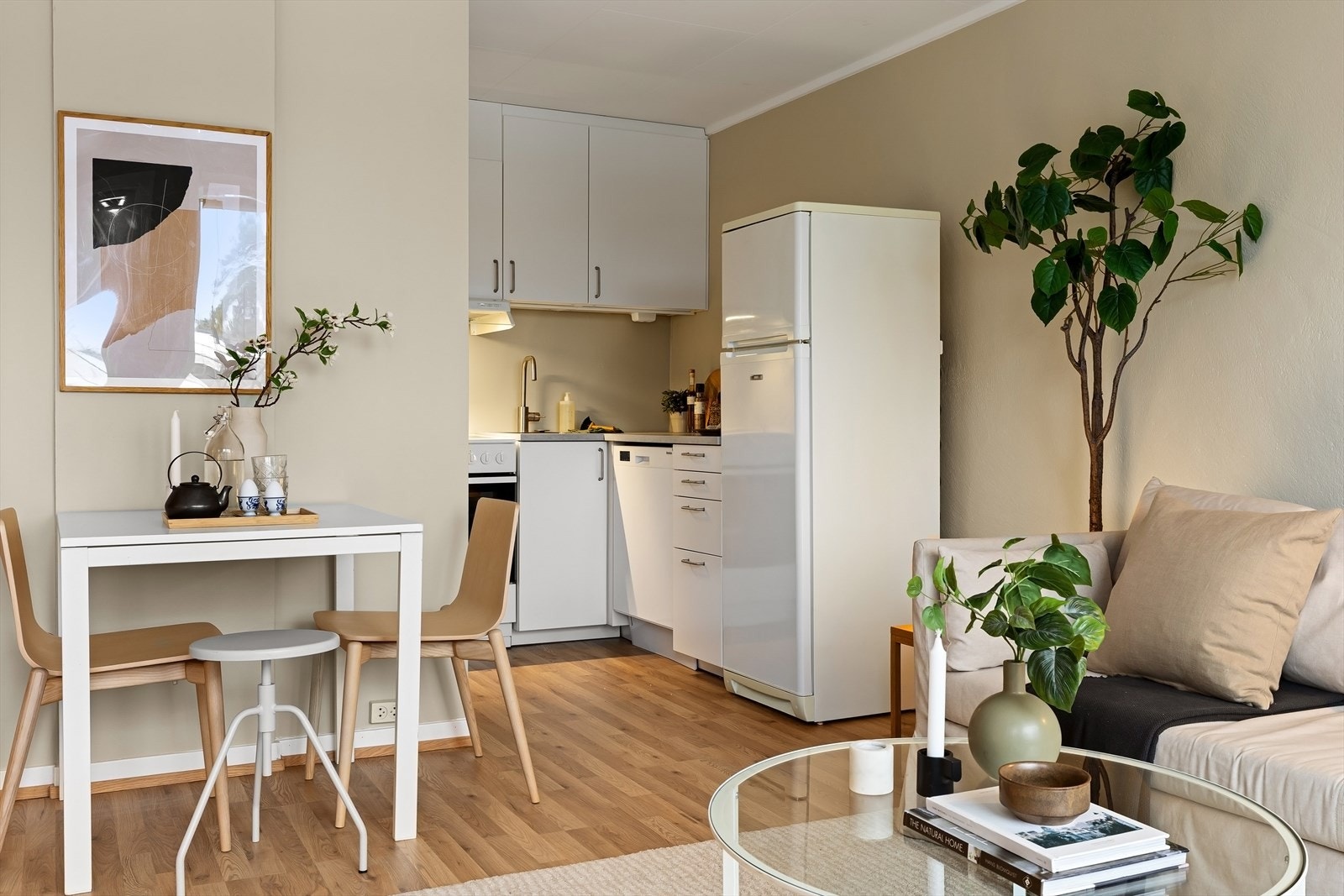 IKEA kjøkkeninnredning fra 2024 i åpen løsning mot stuen. Galleribilde