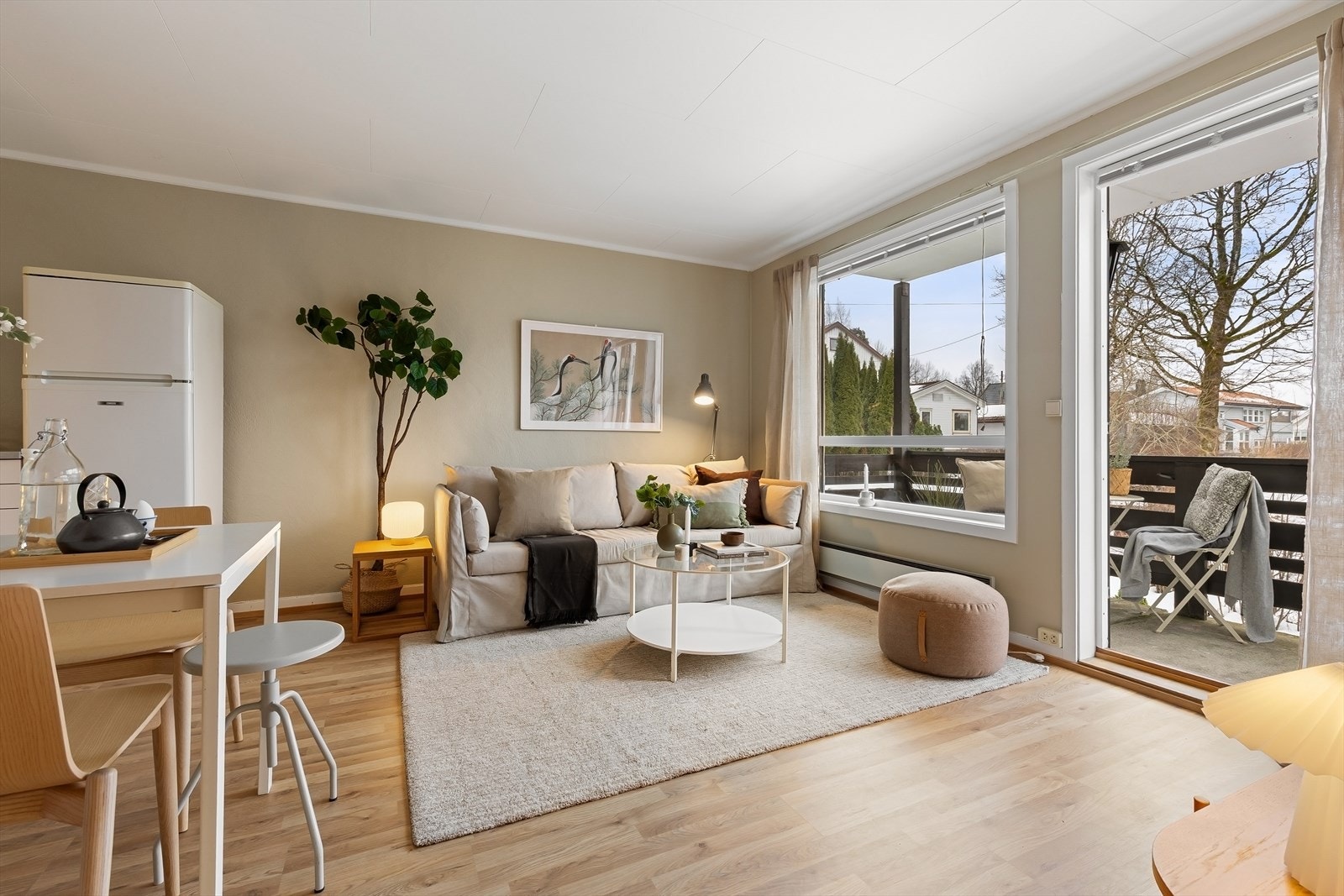 Store vindusflater som gir rikelig med dagslys. Galleribilde