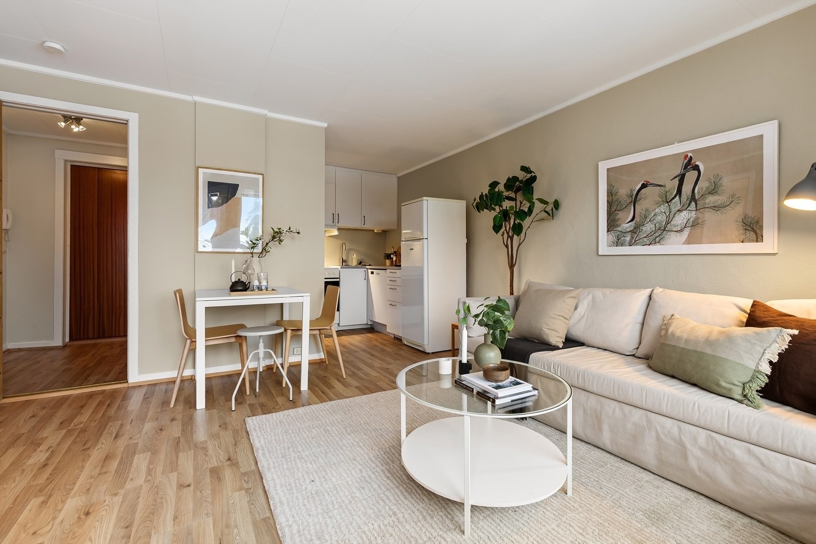 Stuen har nymalte veggoverflater og et nyere parkettgulv. Galleribilde