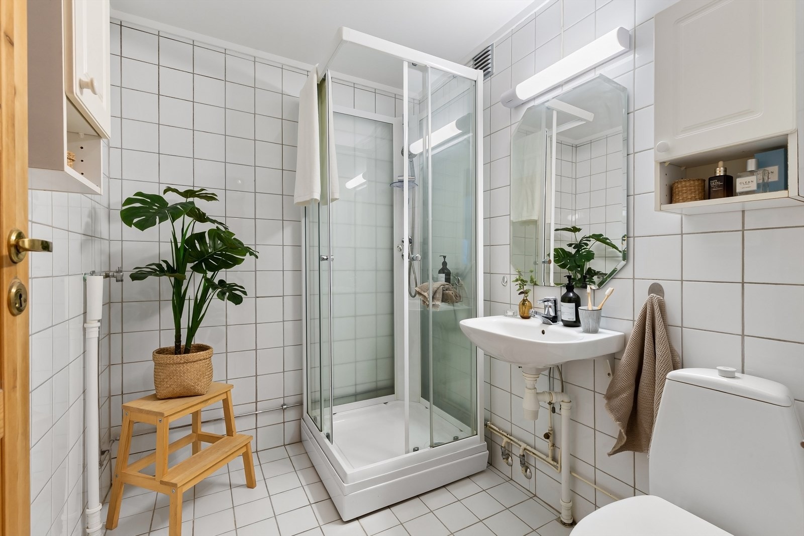 Flislagt bad med dusjkabinett. Galleribilde