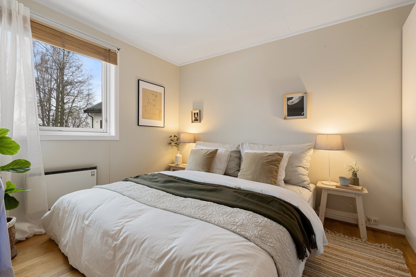 Soverom med god plass til dobbeltseng og nattbord. Galleribilde