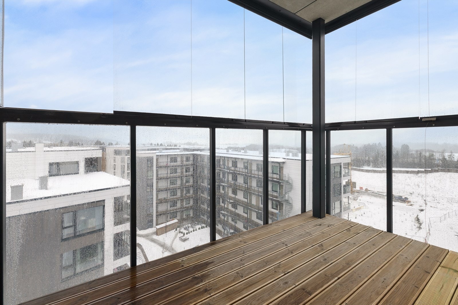 Den flotte innglasset balkong på 6 kvm, som fungerer som en forlengelse av stuen store deler av året. Galleribilde