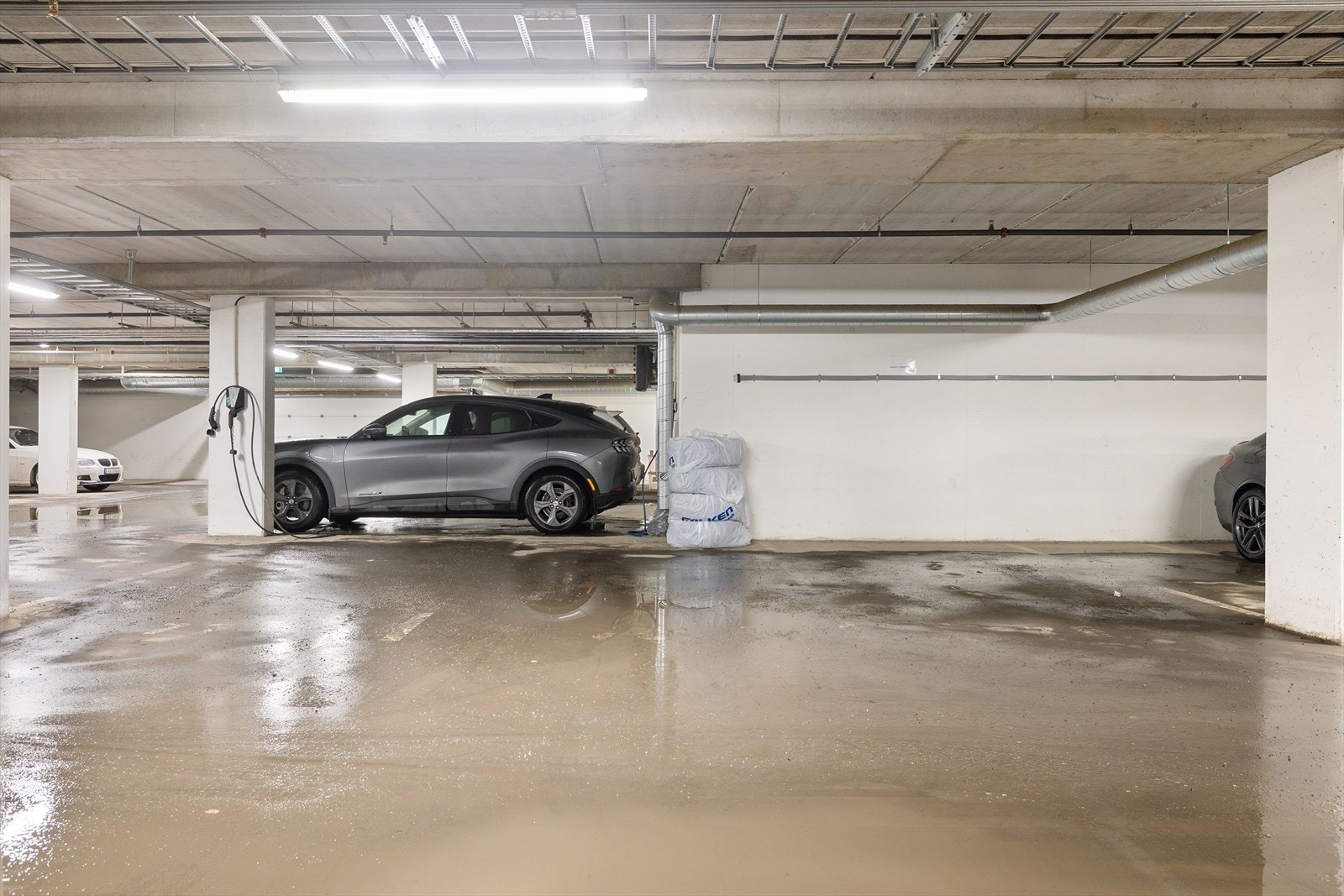 Det medfølger garasjeplass i garasjekjeller i bygget til leiligheten. Galleribilde