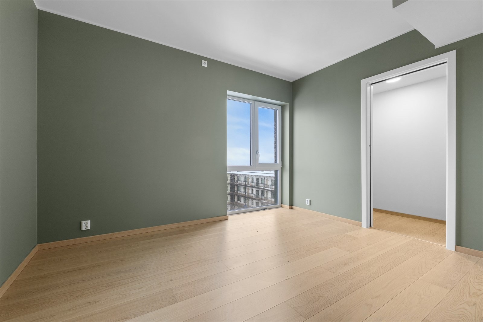 Også på hovedsoverommet er det et stort vindu som slipper inn godt med lys. Galleribilde