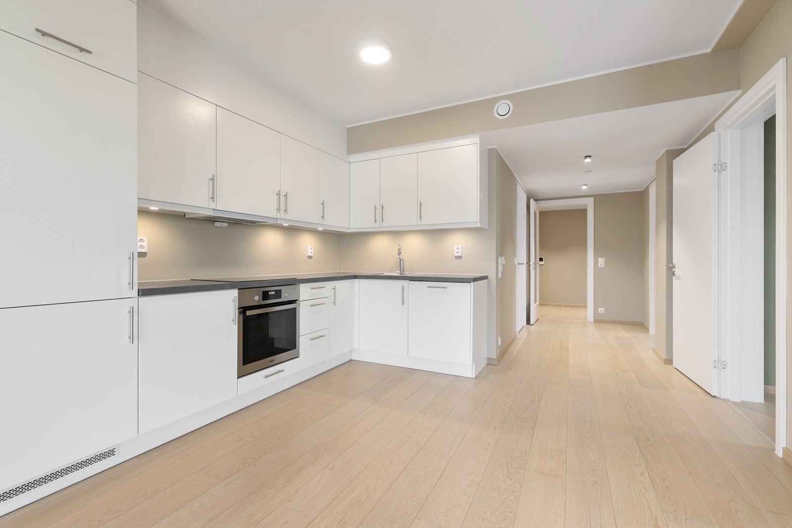 Kjøkkenet er komplett utstyrt med integrerte hvitevarer som kjøl/fryseskap, oppvaskmaskin, platetopp og stekeovn. Galleribilde