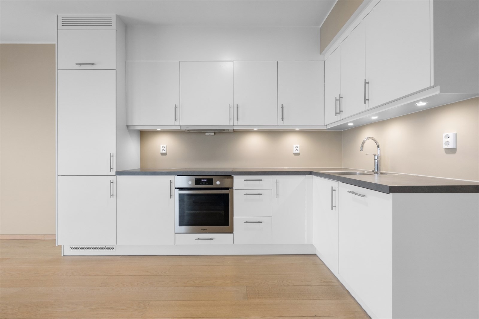 Kjøkkenet har balanserte ventilasjonsanlegget som sørger for et friskt og behagelig inneklima under matlagingen. Galleribilde