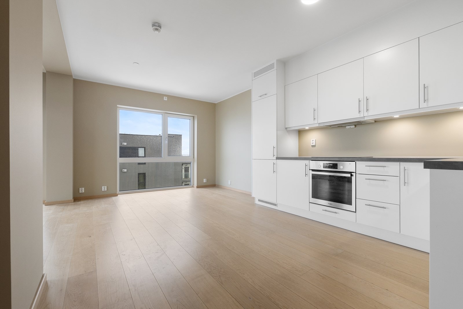 Leiligheten har en åpen og sosial stue- og kjøkkenløsning. Galleribilde