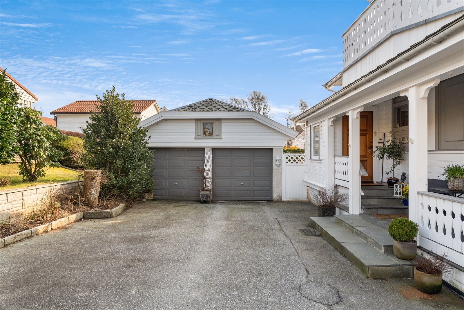 Dobbel garasje og romslig gårdsrom. Galleribilde