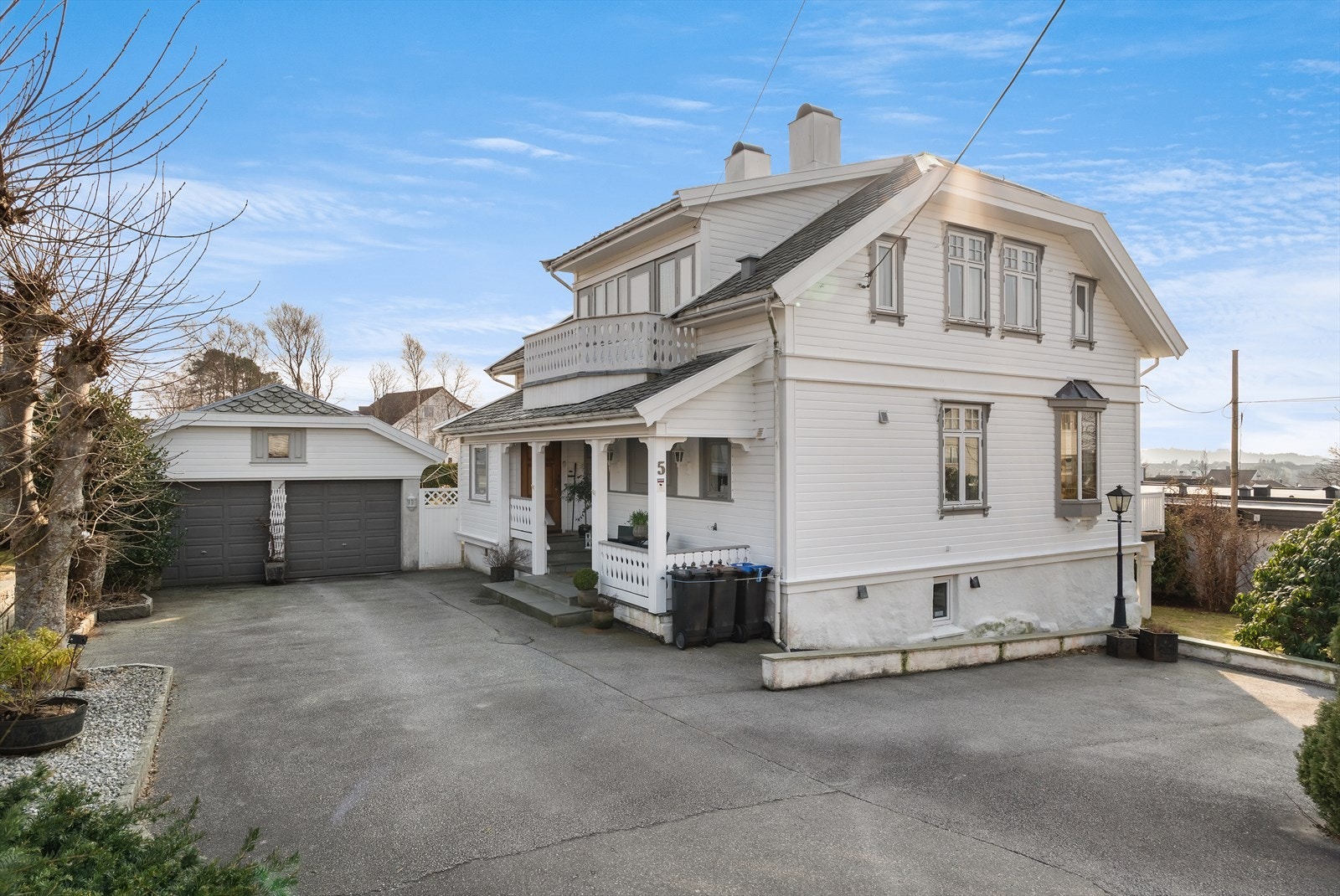 Romslig lettstelt gårdsrom Galleribilde