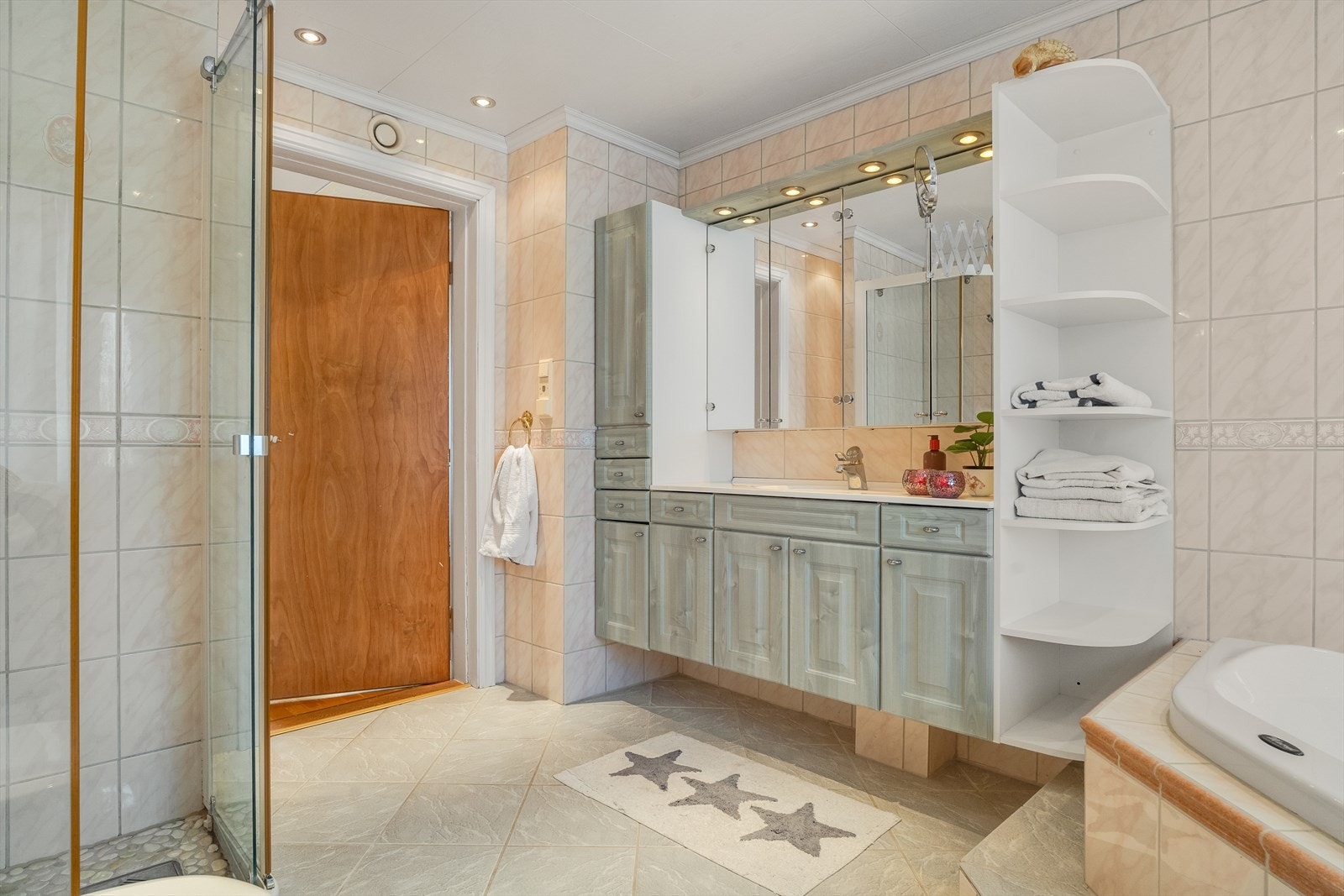 Loftsplanet har romslig bad med både dusj og badekar, samt baderomsseksjon med god skapplass. Galleribilde