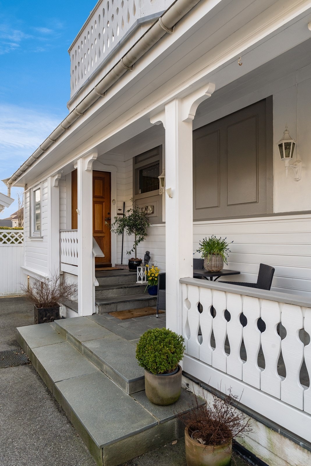 Fint overbygd inngangsparti med skiferlagt trapp. Galleribilde