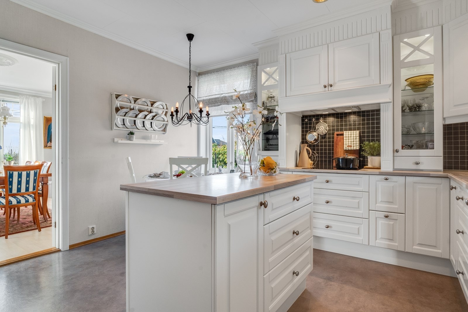 Romslig kjøkken med god skap-, skuffe- og benkeplass. Galleribilde