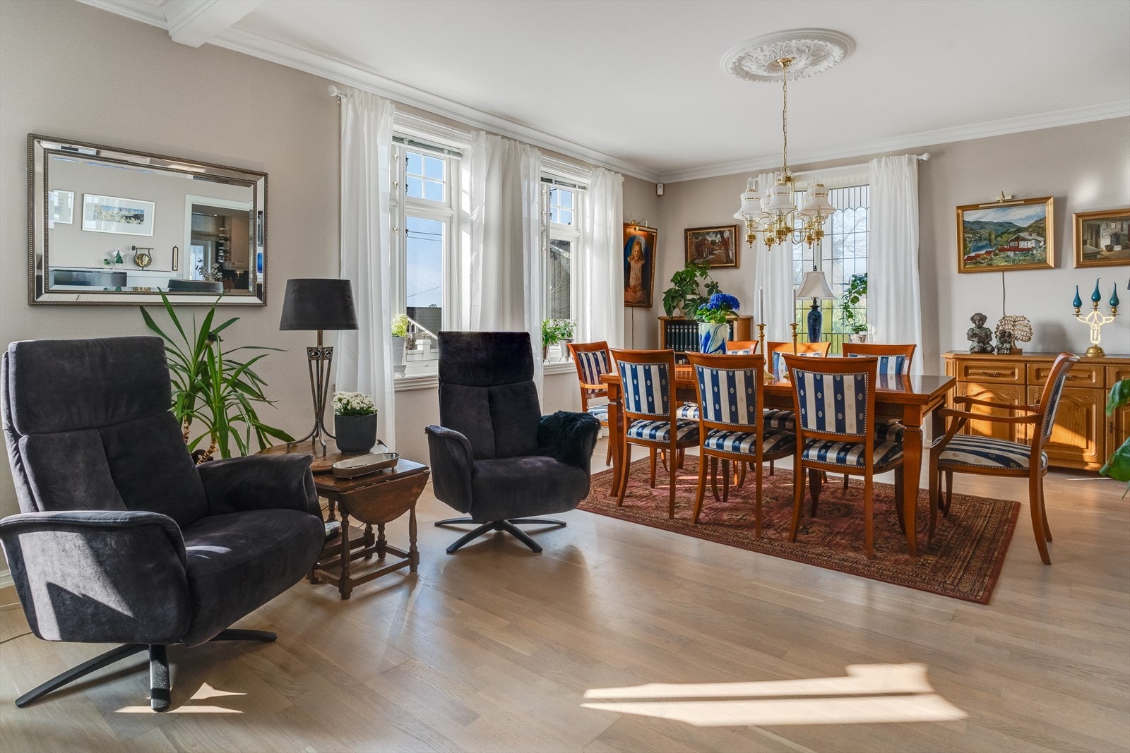 Stuen har gode møbleringsmuligheter og plass til både stuemøblement og spisegruppe. Galleribilde