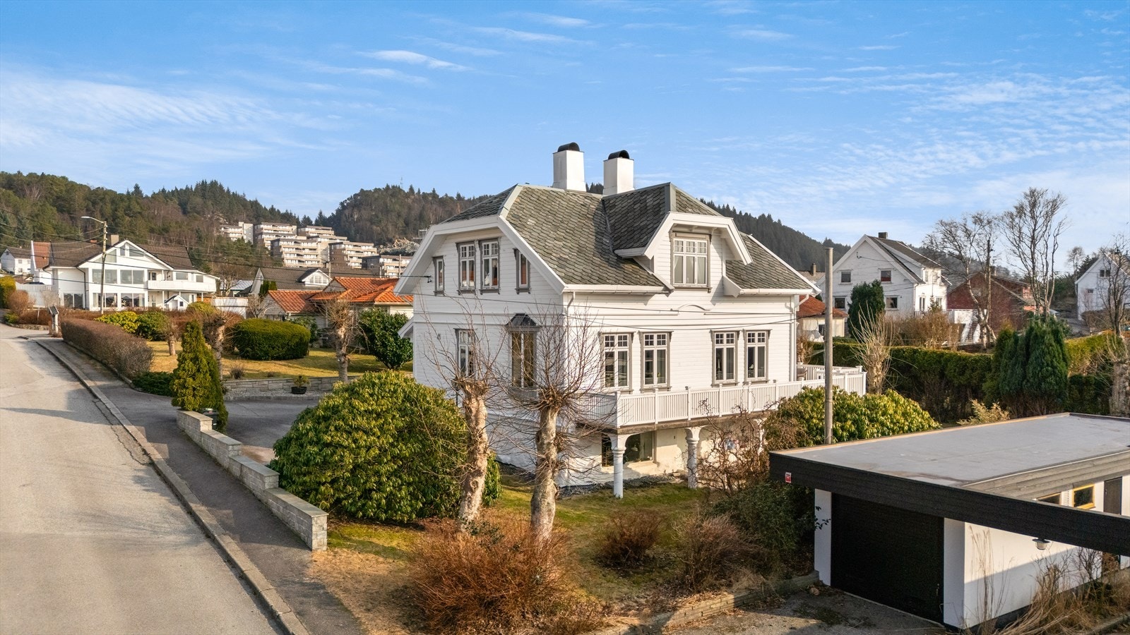 Tomten er flott opparbeidet med plen, asfaltert gårdsrom og bakgård med belegningsstein. Galleribilde