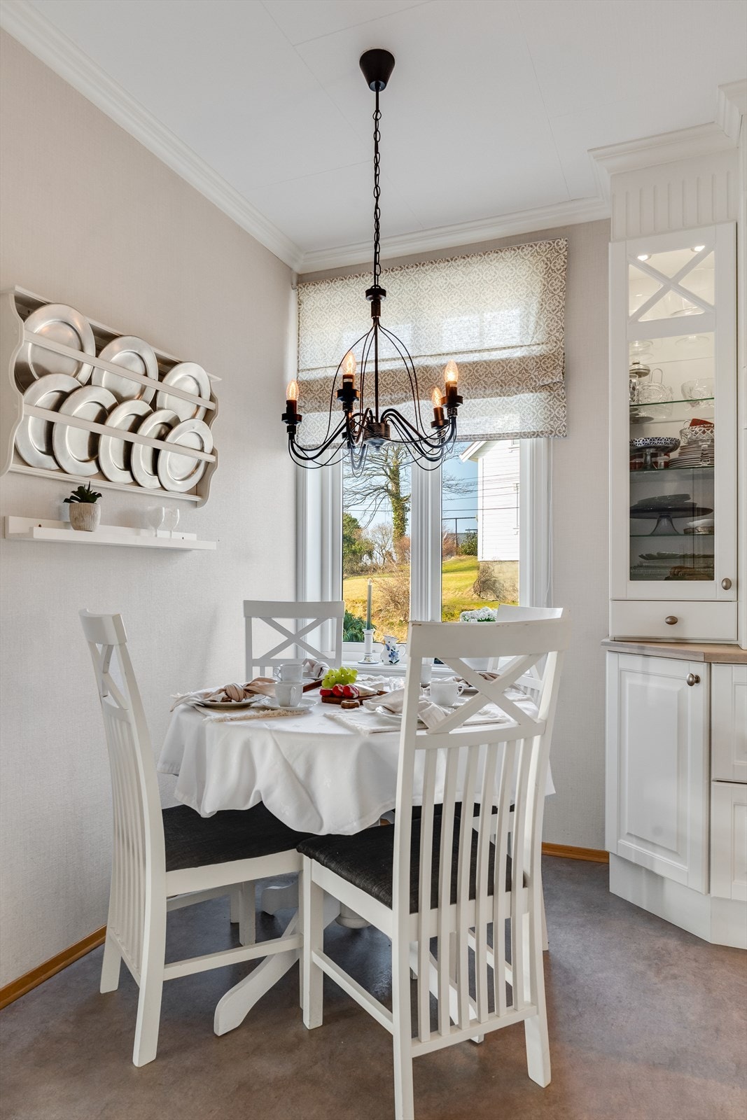 Koselig spiseplass ved vinduet Galleribilde