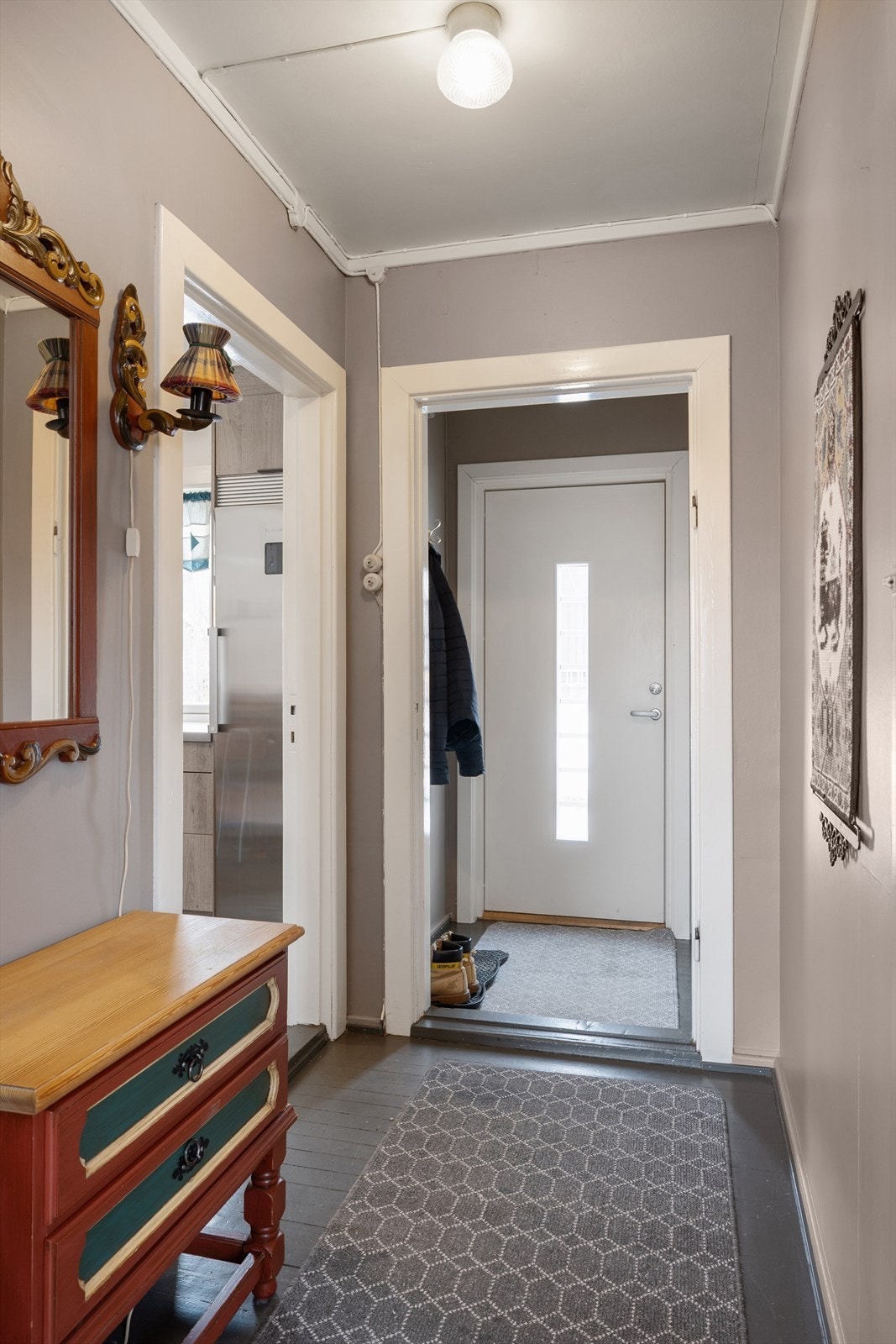 Velkommen inn. Fra gangen kommer har man adgang til både stue og kjøkken. Galleribilde