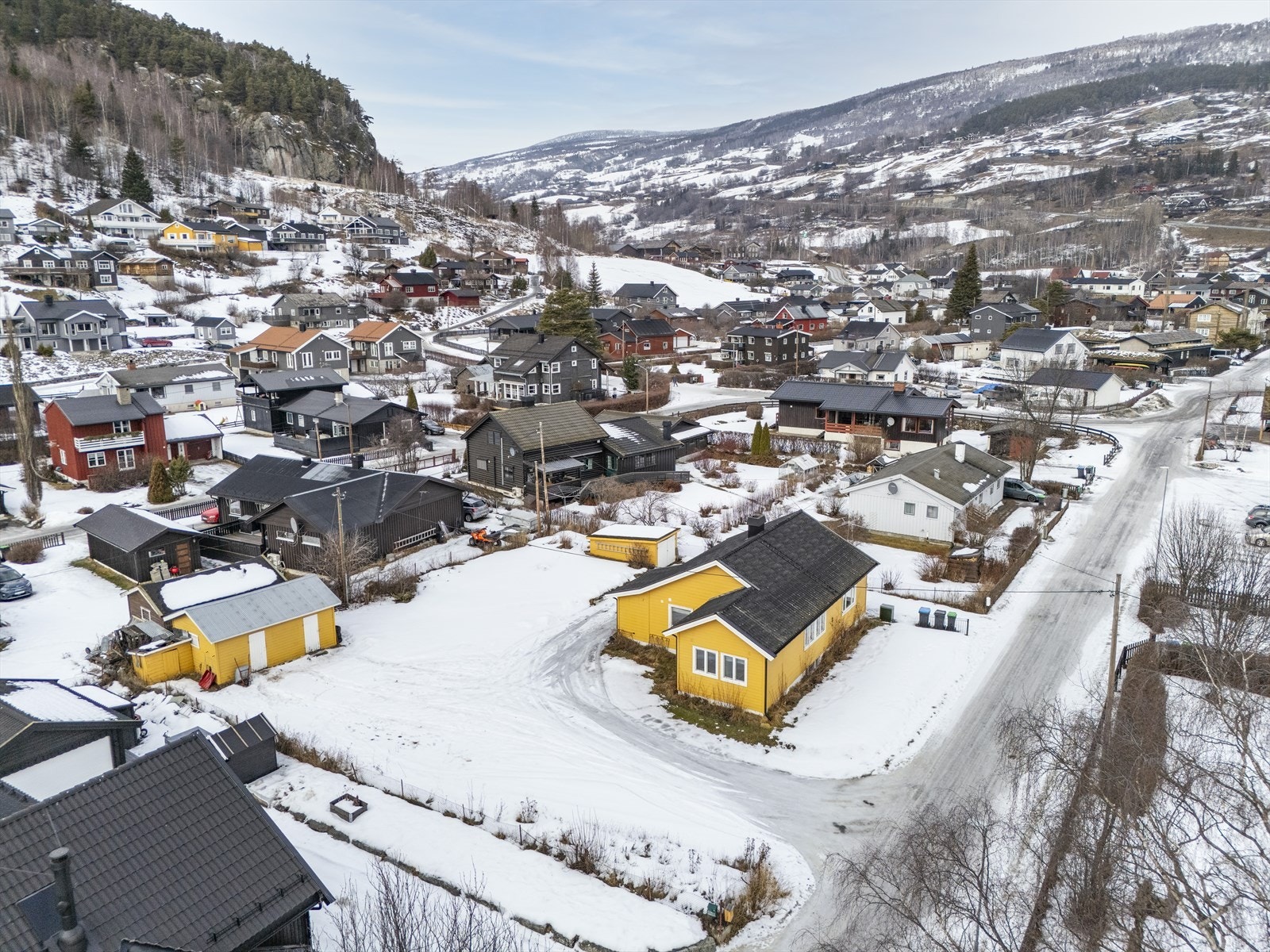 Beliggenheten er sentral og familievennlig med kort vei til både butikker, barnehage og skole. Galleribilde