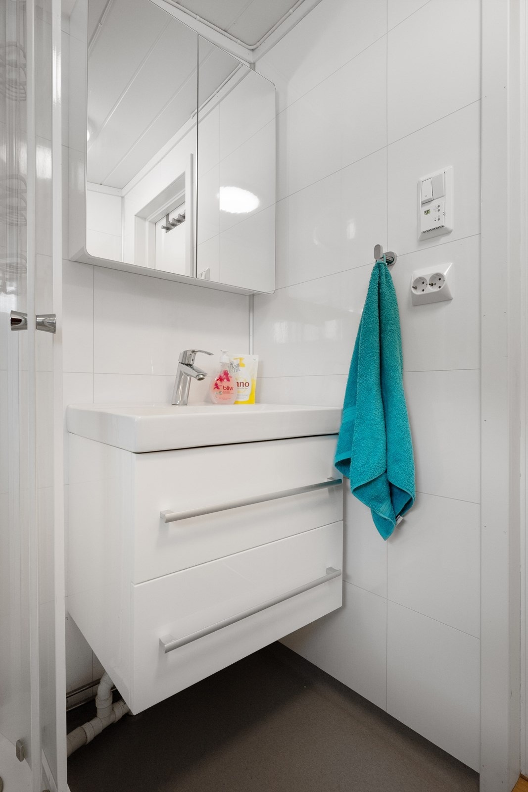 Her er det baderomsinnredning med god oppbevaring. Galleribilde