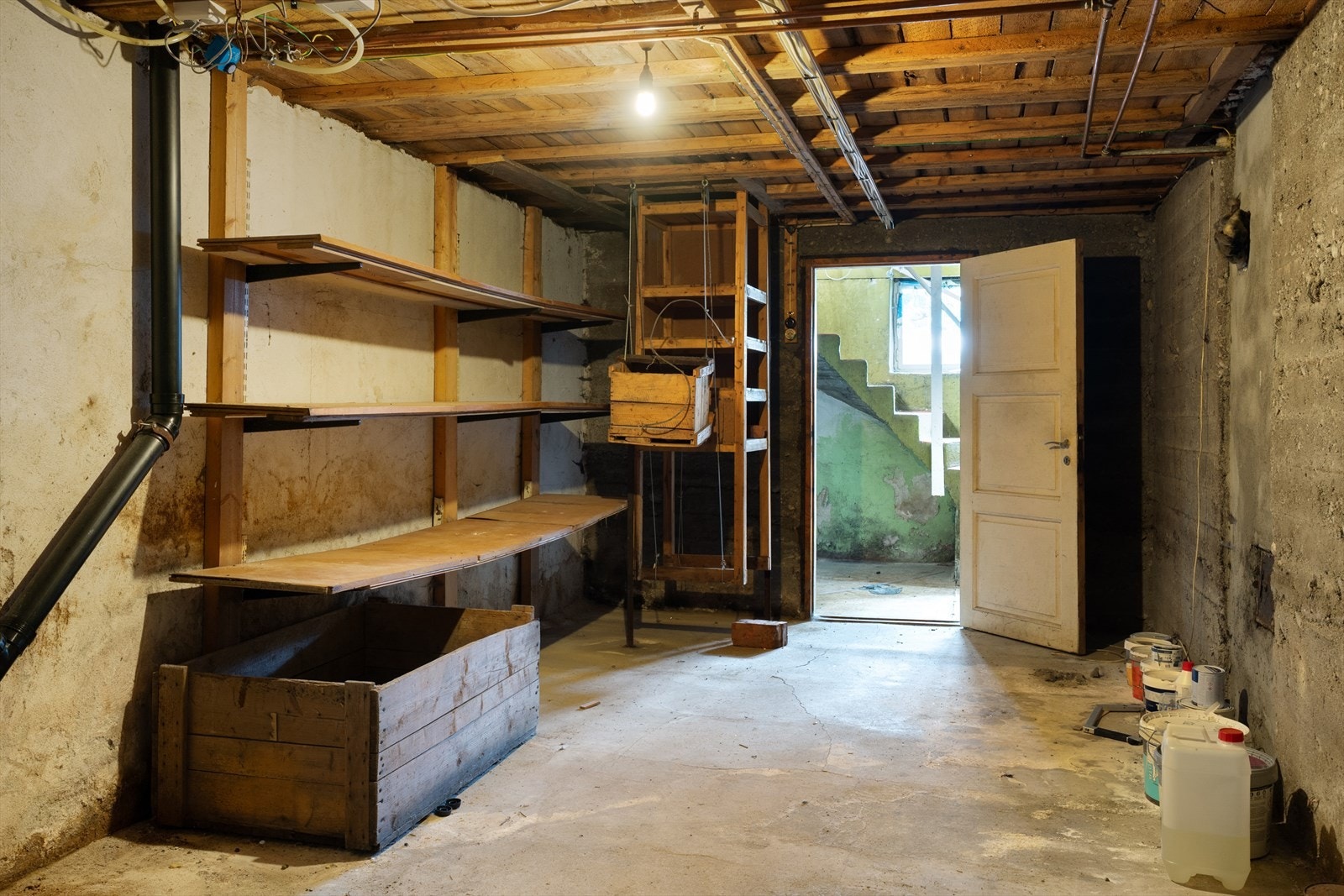 Velkommen ned i kjelleren. Her er det betonggulv, og rommene her gir gode muligheter for verksted og oppbevaring. Galleribilde