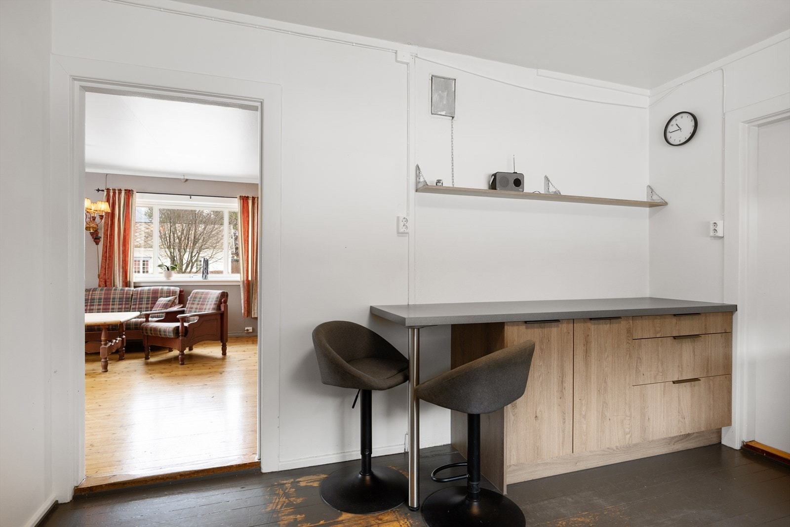 En praktisk barløsning gir en uformell spiseplass i tilknytning til stuen. Galleribilde