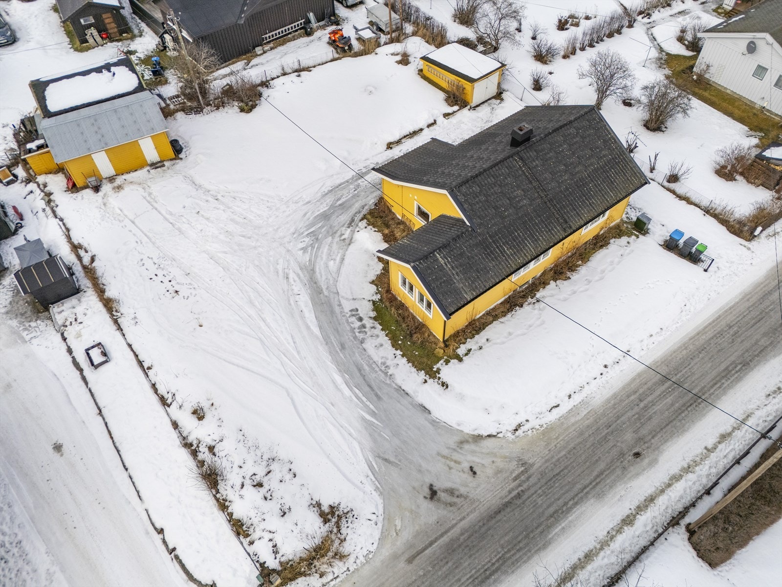 Den romslige tomten gir gode muligheter for uteaktiviteter og hage. Galleribilde