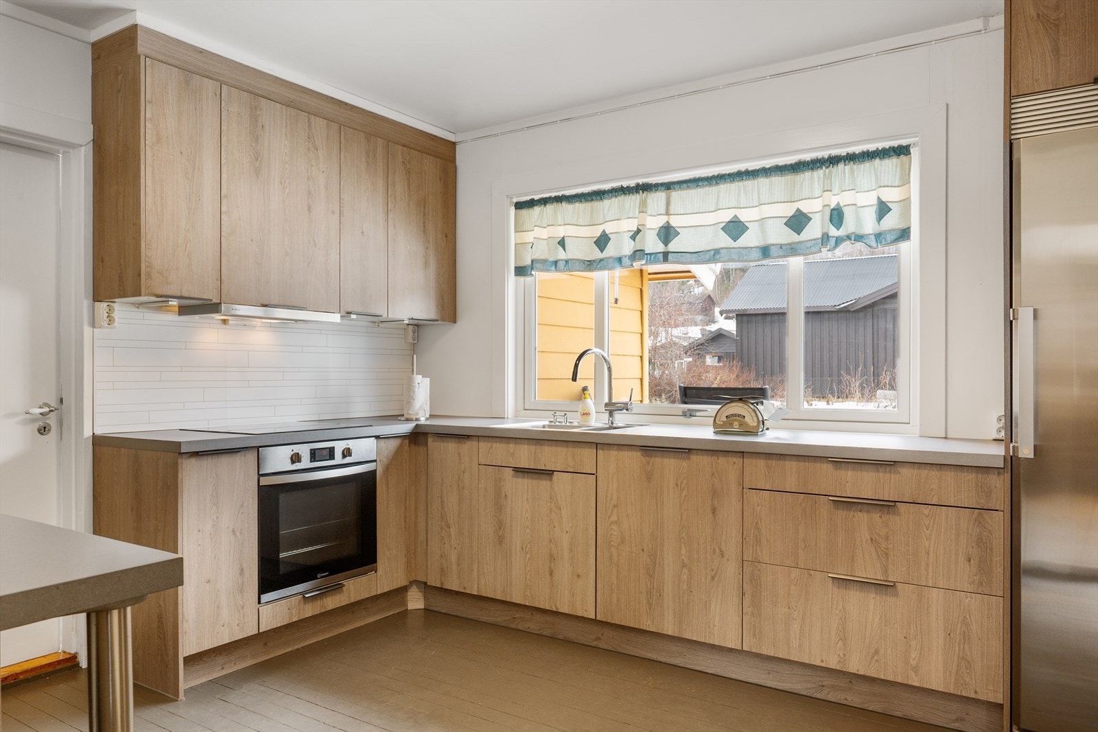 Kjøkkeninnredning har glatte fronter i en behagelig farge. Galleribilde