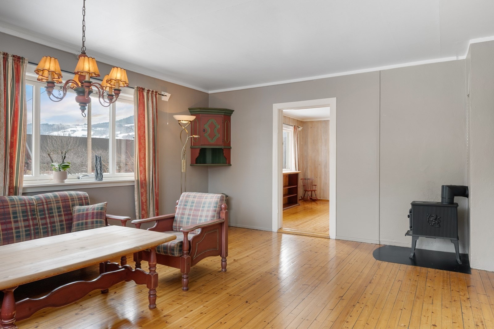 Fra stuen er det enkel tilgang til boligens øvrige rom i hovedetasjen. Galleribilde